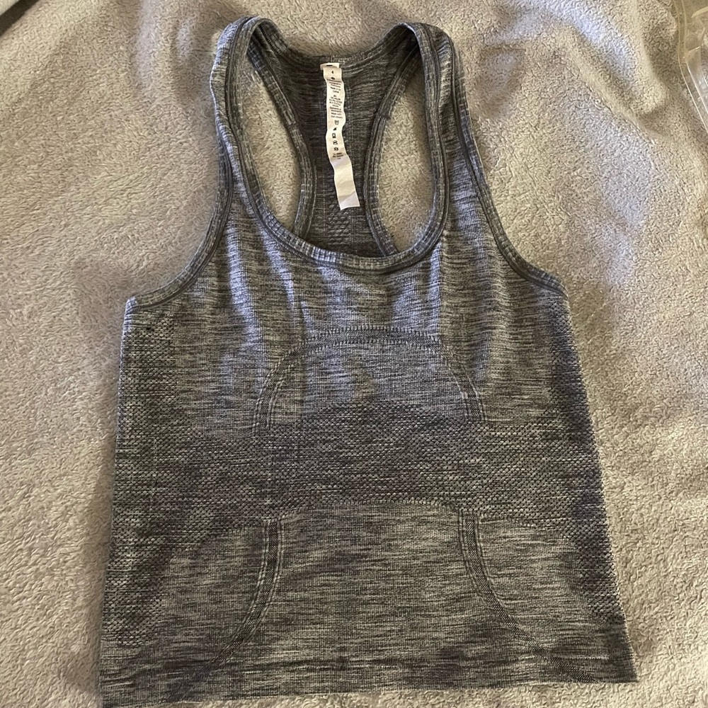 Grey lululemon workout tank 💪🏼🍋